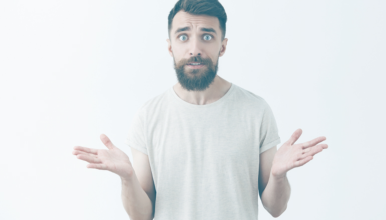 hombre con cara de no entender nada porque ha tenido un accidente con versiones contradictorias 